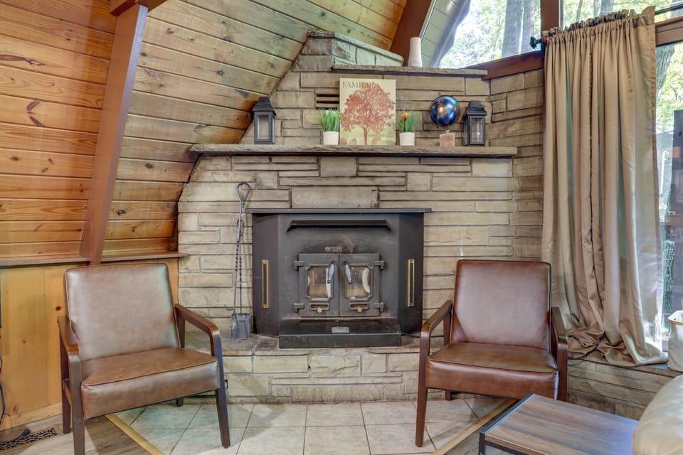 Cabin w/ Hot Tub: 2 Mi to Downtown Gatlinburg! House in Gatlinburg