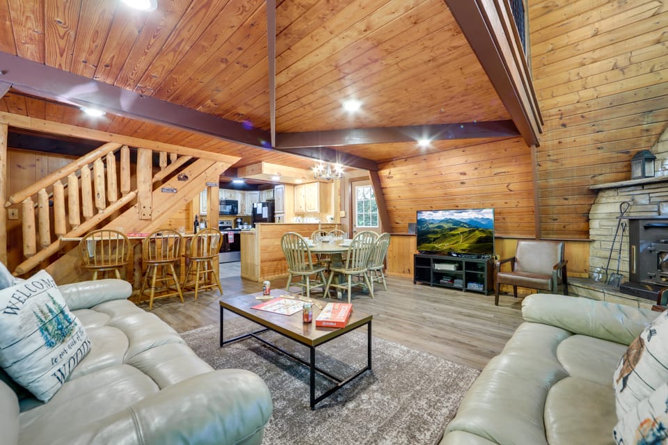 Cabin w/ Hot Tub: 2 Mi to Downtown Gatlinburg! House in Gatlinburg