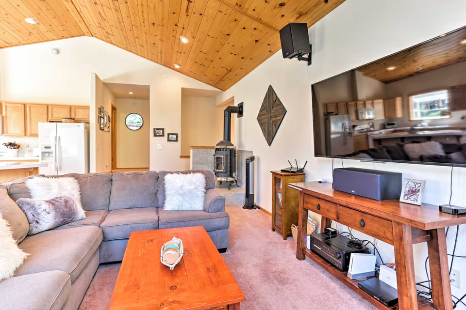 Forest Views & Beach Access: Family Truckee Gem House in Truckee