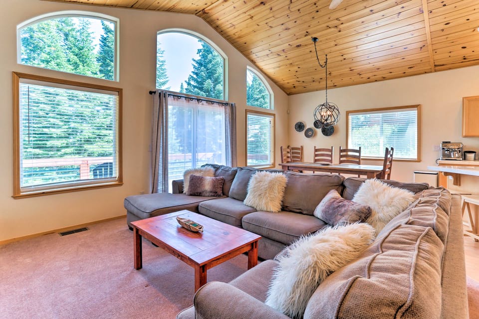 Forest Views & Beach Access: Family Truckee Gem House in Truckee