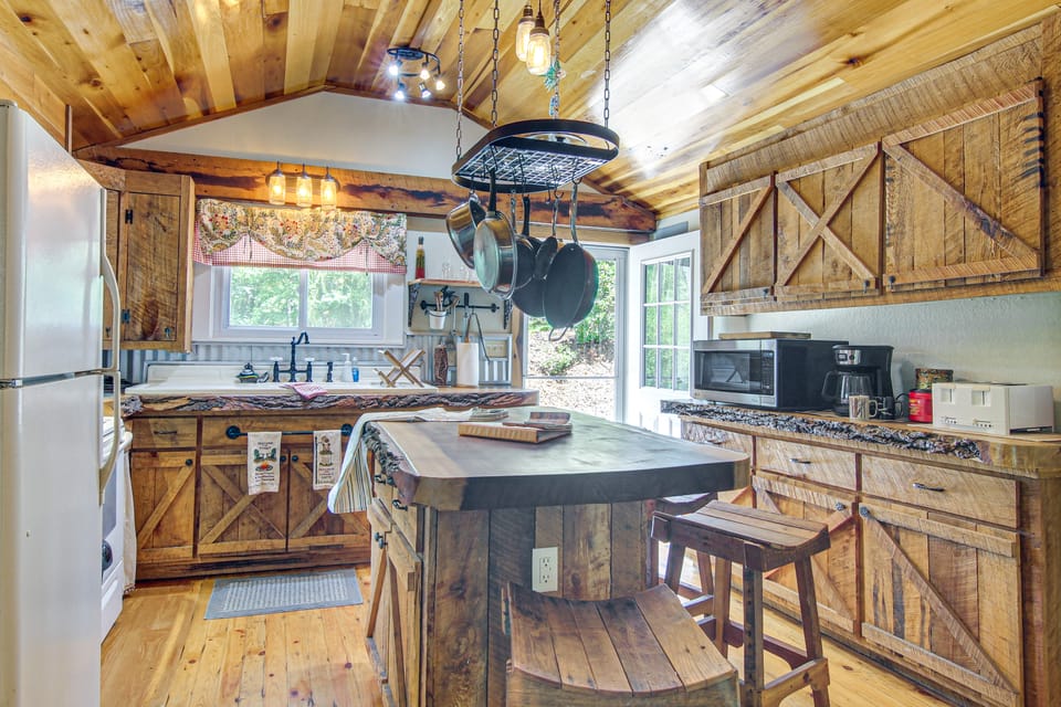20-Acre Cabin w/ Pond: 5 Mi to Biltmore Estate! House in Asheville