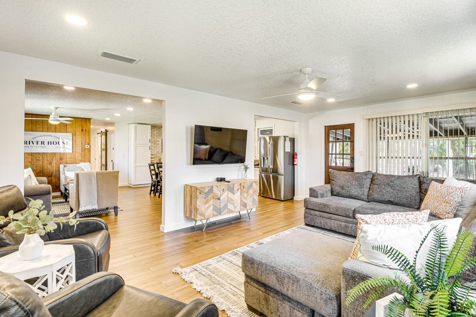 Charming Canalfront Retreat w/ Double Boat Slip! House in Astor