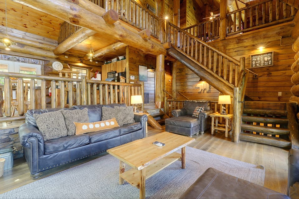 'Logged Out' Spacious Cabin w/ Hot Tub & Fire Pit House in Sevier County