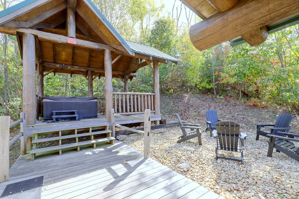 'Logged Out' Spacious Cabin w/ Hot Tub & Fire Pit House in Sevier County