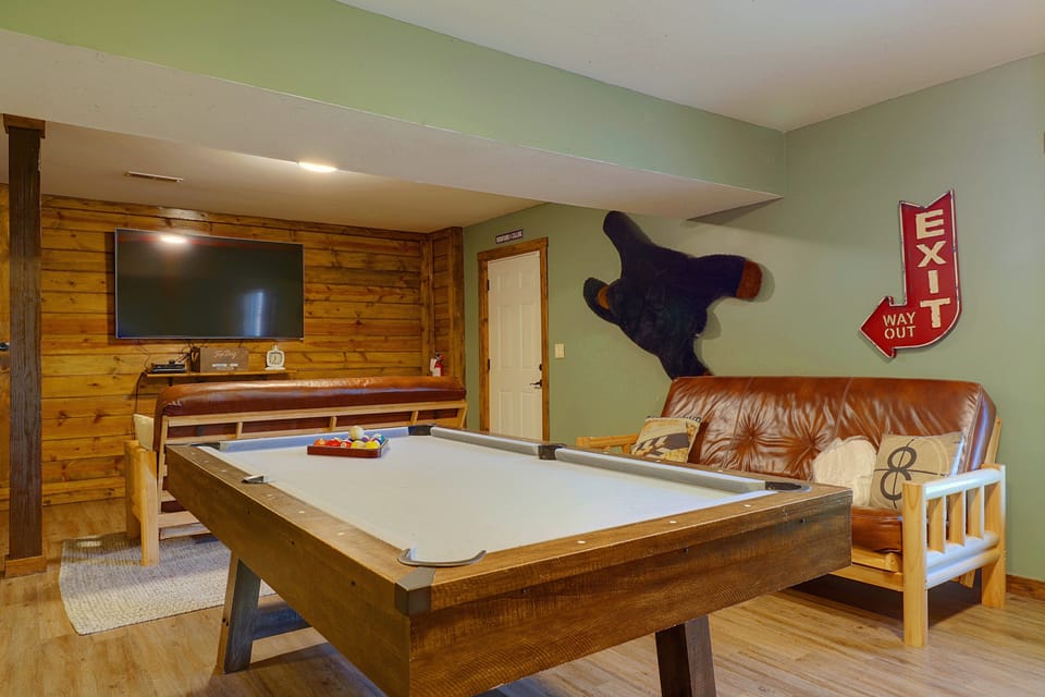 'Logged Out' Spacious Cabin w/ Hot Tub & Fire Pit House in Sevier County
