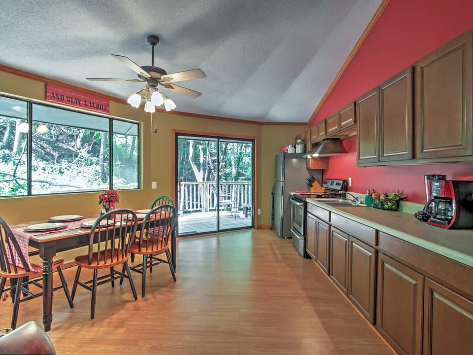 Unique Gatlinburg Cabin: Decks, Hot Tub, Fire Pit House in Gatlinburg