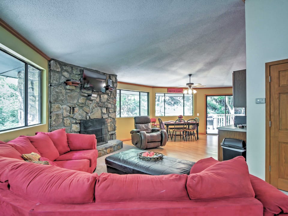 Unique Gatlinburg Cabin: Decks, Hot Tub, Fire Pit House in Gatlinburg