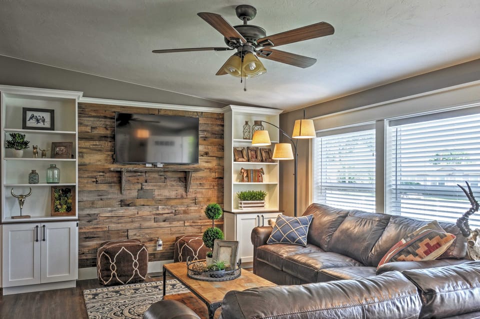 Rustic Chic Home: 10 Mi to Otter Creek State Park! House in Utah