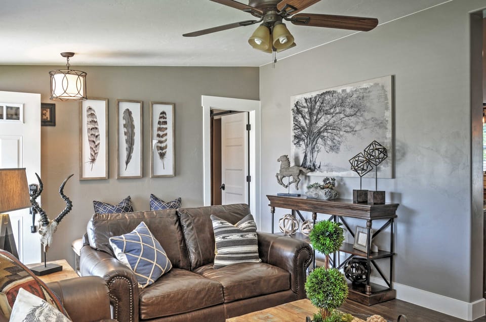 Rustic Chic Home: 10 Mi to Otter Creek State Park! House in Utah