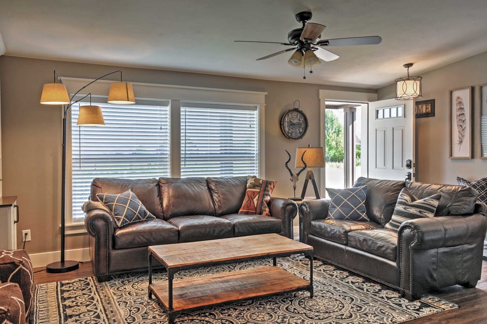 Rustic Chic Home: 10 Mi to Otter Creek State Park! House in Utah