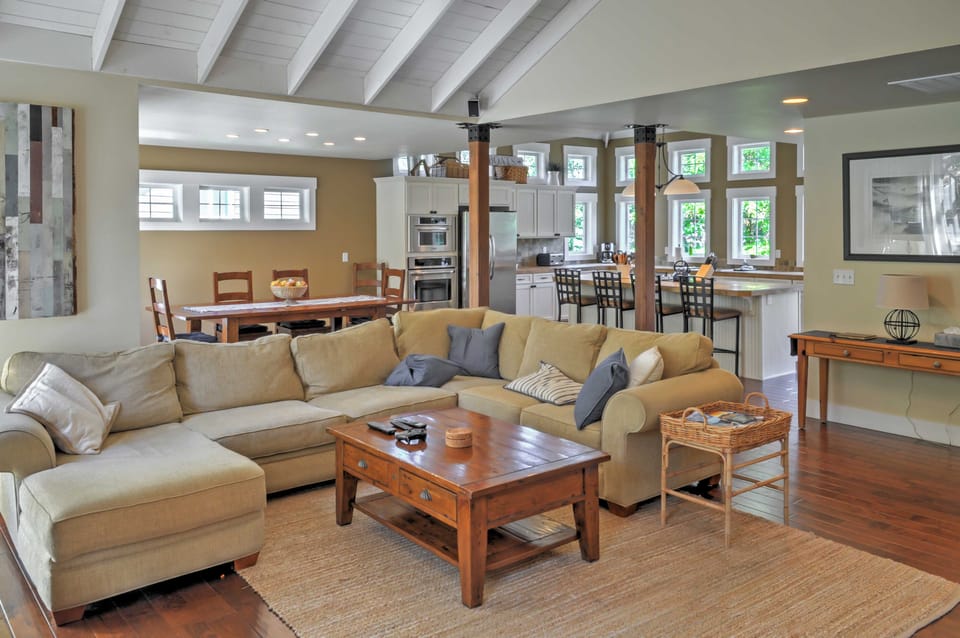 Gorgeous Wapato Point Lakehouse w/ Private Hot Tub House in Manson