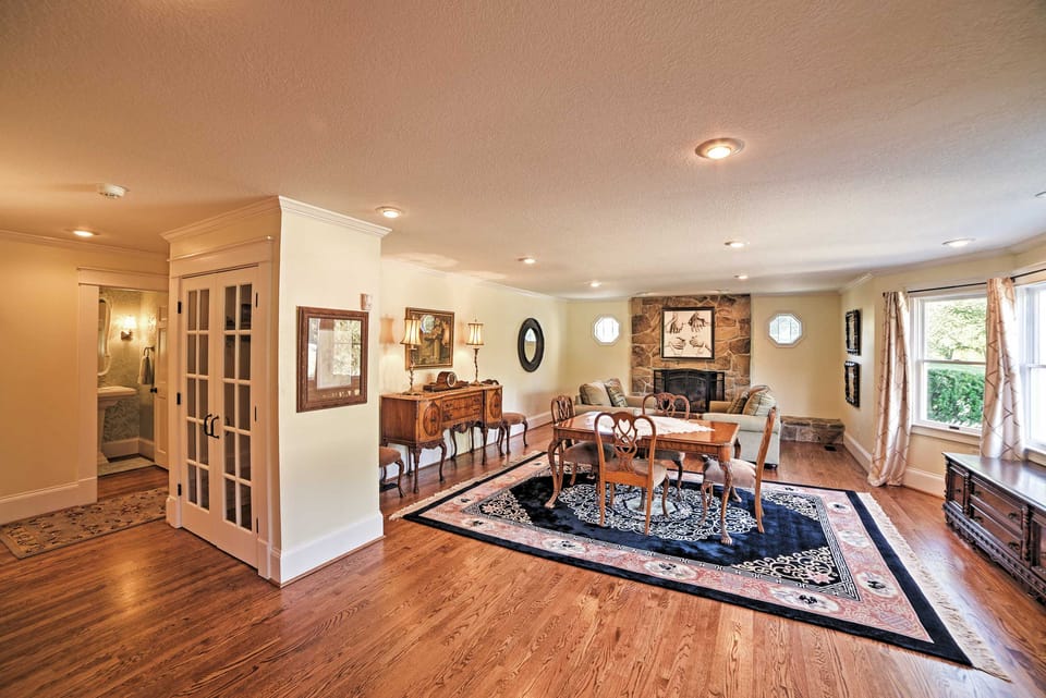 Spacious & Stunning Cleveland Getaway on 1 Acre House in Cleveland