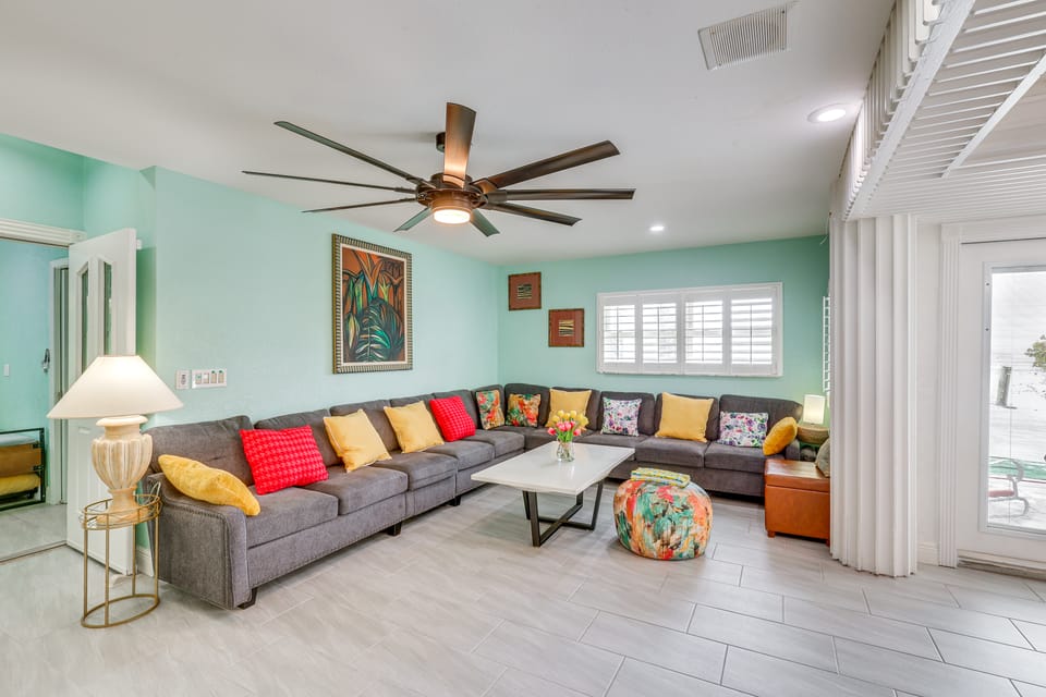 Breezy ‘White Sands House’ Steps to Gulf Shore! House in Clearwater Beach