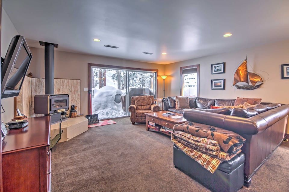 Private Deck & Community Pool: Incline Village Gem Apartment in Incline Village