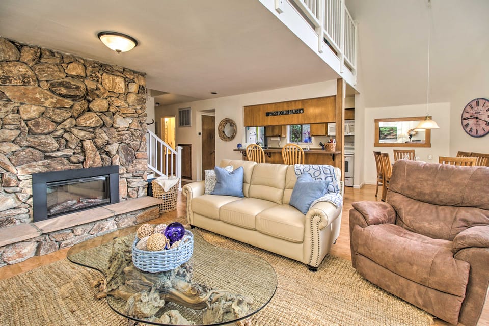 Spacious Redwood Retreat w/ Hidden Hot Tub House in Mendocino County