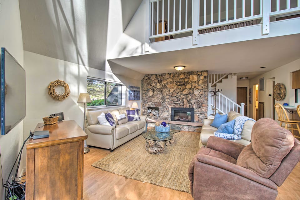 Spacious Redwood Retreat w/ Hidden Hot Tub House in Mendocino County