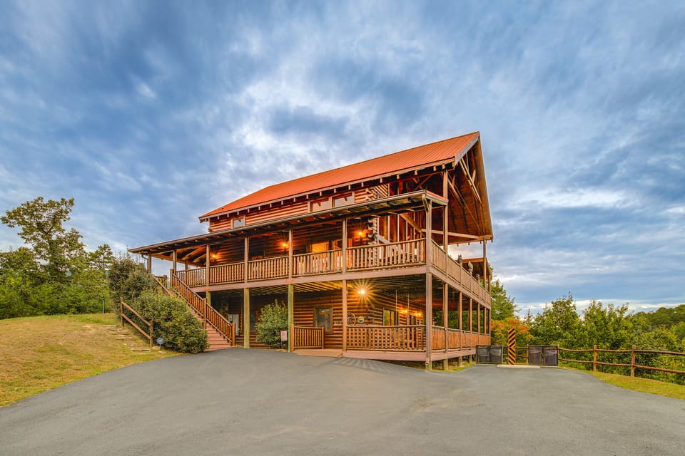 Hot Tub + Games! Mtn-View Cabin Near Pigeon Forge House in Sevier County