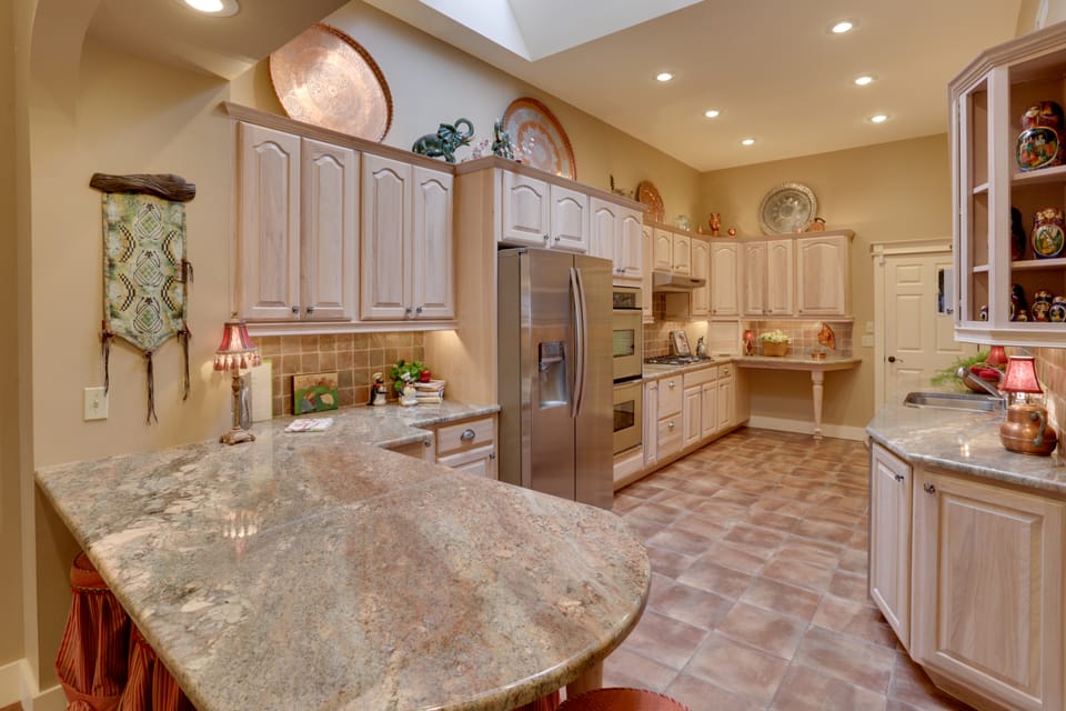 Beautiful Central Fayetteville Townhome w/ Views! Apartment in Fayetteville