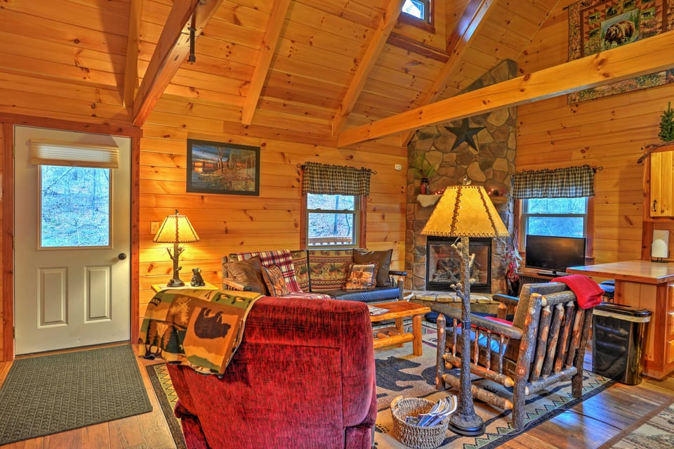 Rustic Dundee Log Cabin w/ Hot Tub & Forest Views! House in Ohio