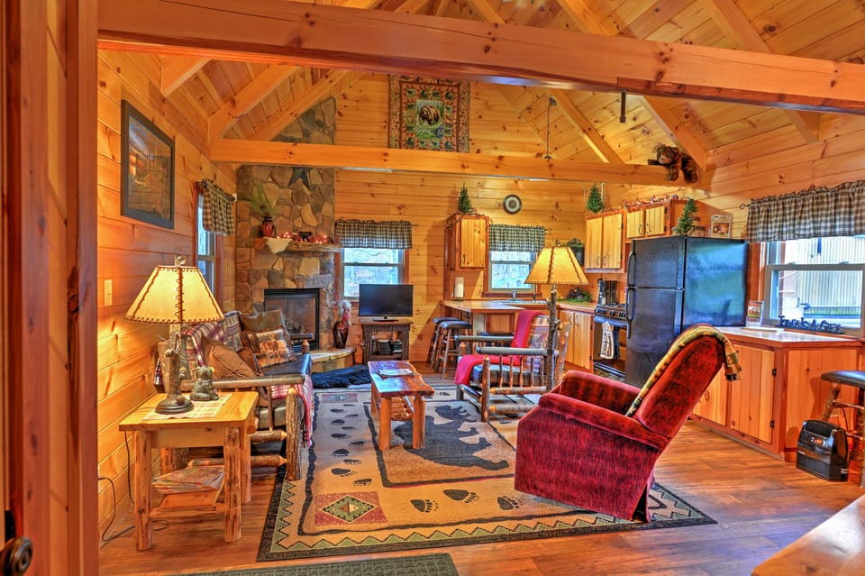 Rustic Dundee Log Cabin w/ Hot Tub & Forest Views! House in Ohio