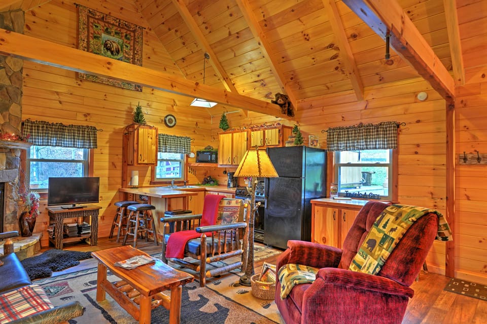 Rustic Dundee Log Cabin w/ Hot Tub & Forest Views! House in Ohio