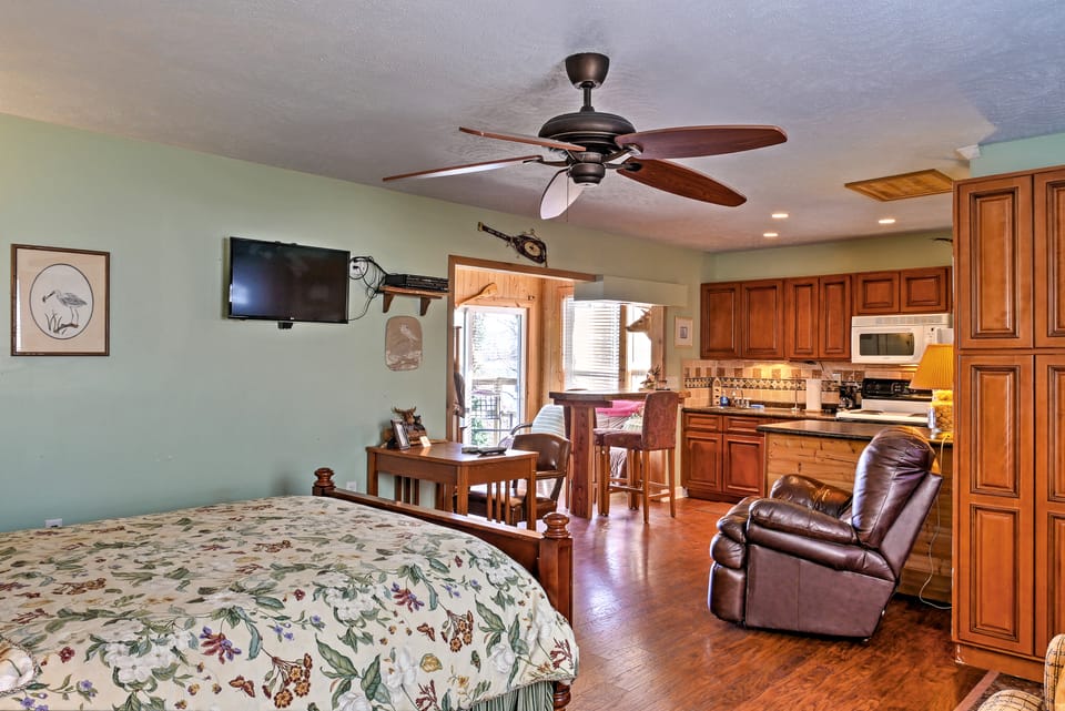 'Paradise Cove' Cabin w/ Boathouse & Dock House in Guntersville Lake