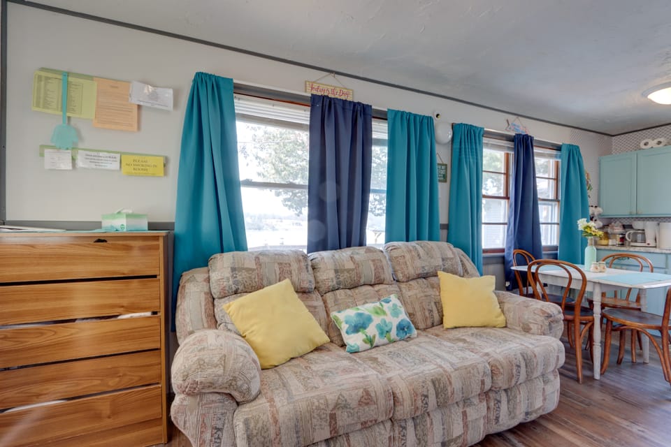 Cozy Camdenton Cottage w/ Deck + Boat Dock Access! Apartment in Lake of the Ozarks