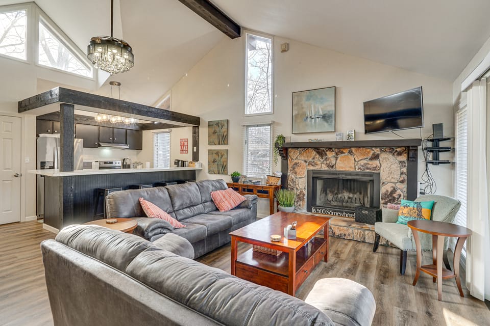 Osage Beach Getaway - 1 Mi to Margaritaville Fun! House in Lake of the Ozarks