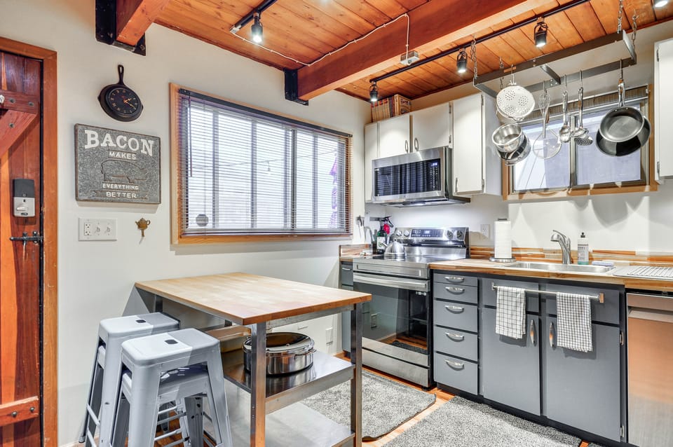 Inviting Mt Hood Cabin w/ Porch: 1 Mi to Skibowl! House in Government Camp