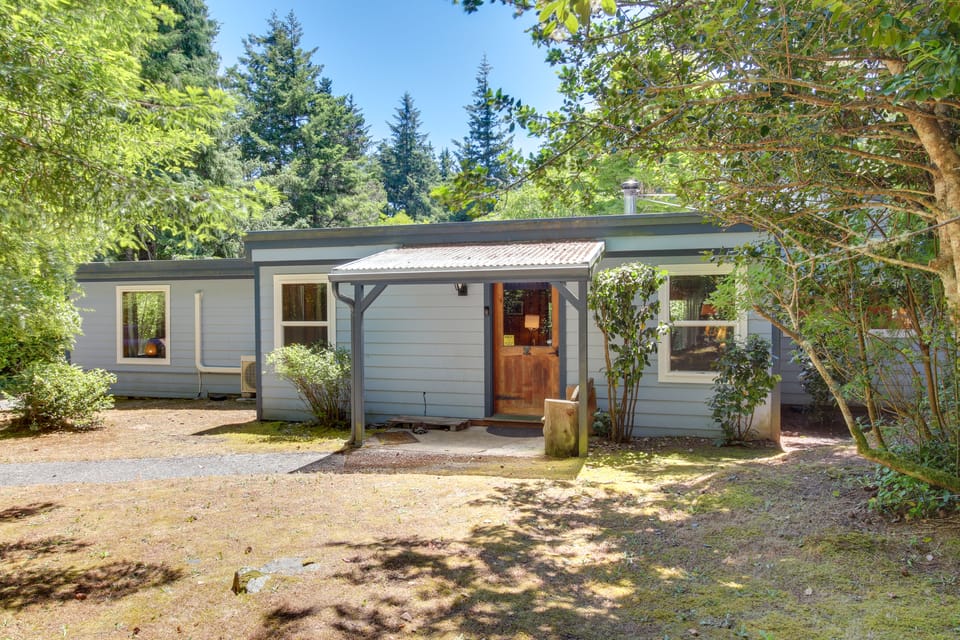 Hike to the Coast! Log Cabin on 5 Acres in Bandon House in Oregon