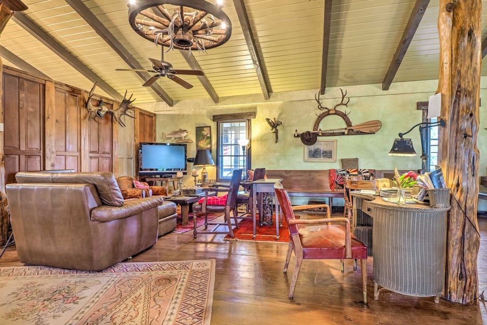 Lodge on Lake Siesta: Spacious La Grange Retreat! House in Texas