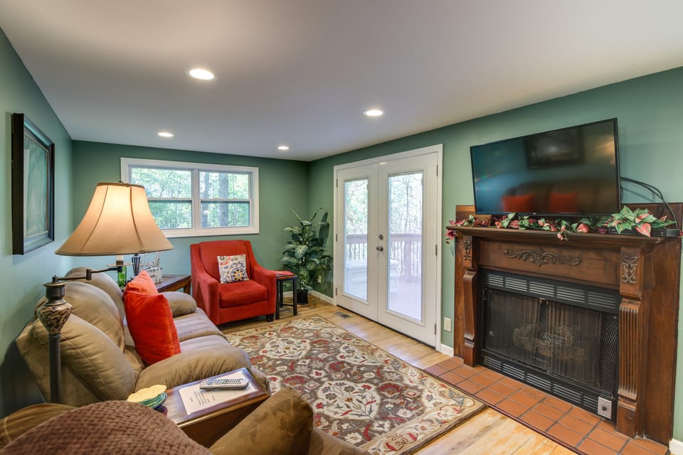 Quaint Smoky Mountain Cabin - 4 Mi to Gatlinburg! House in Gatlinburg
