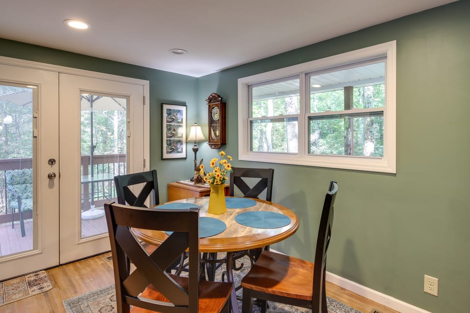 Quaint Smoky Mountain Cabin - 4 Mi to Gatlinburg! House in Gatlinburg