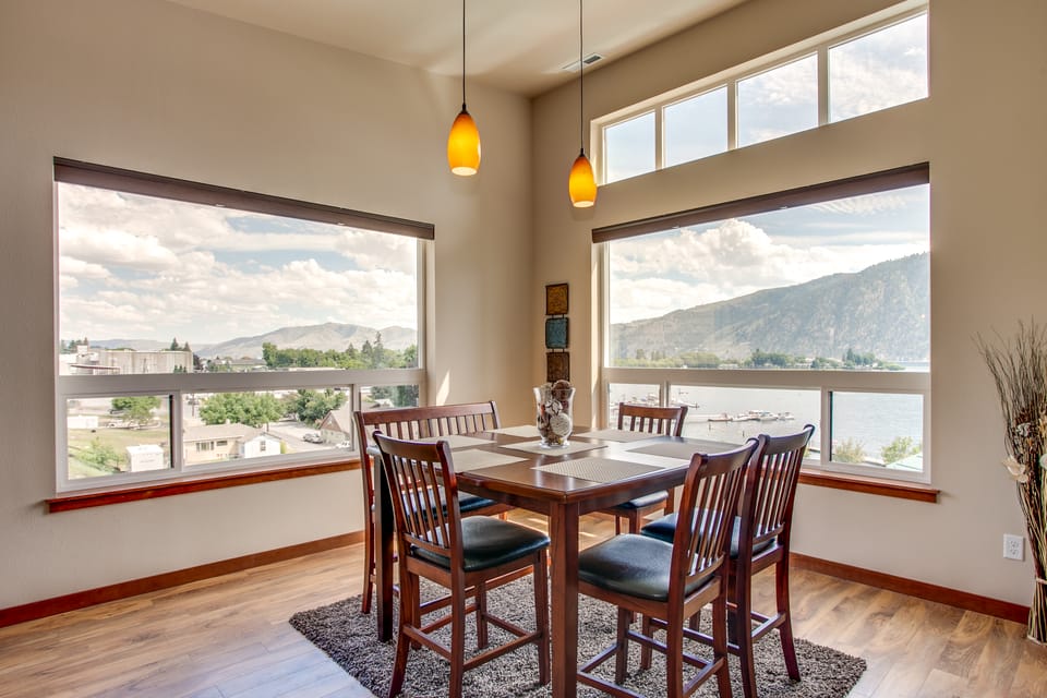 Marvelous Manson Condo, Steps to Lake Chelan Beach Apartment in Manson