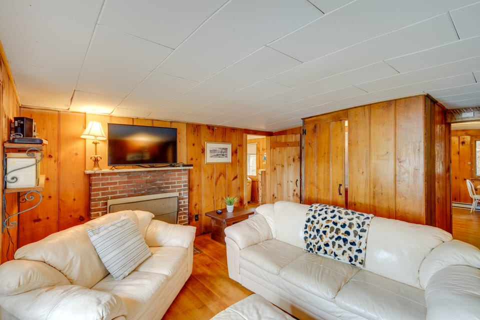 Rustic Berkshires Cottage at Lake Buel w/ Kayaks! Cottage in Lake Buel