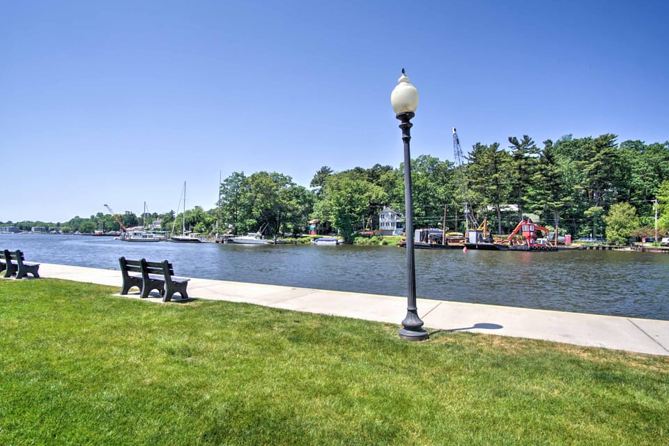 Historic Loft w/ Private Deck, 2 Blocks to Dtwn Apartment in Saugatuck