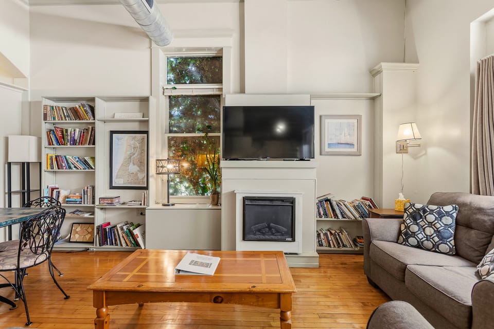Historic Loft w/ Private Deck, 2 Blocks to Dtwn Apartment in Saugatuck