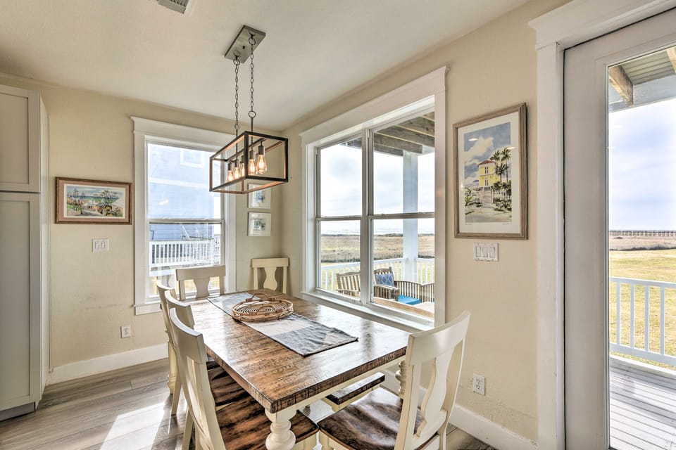Steps to Ocean! Breezy Galveston House w/ 2 Decks House in Galveston Island