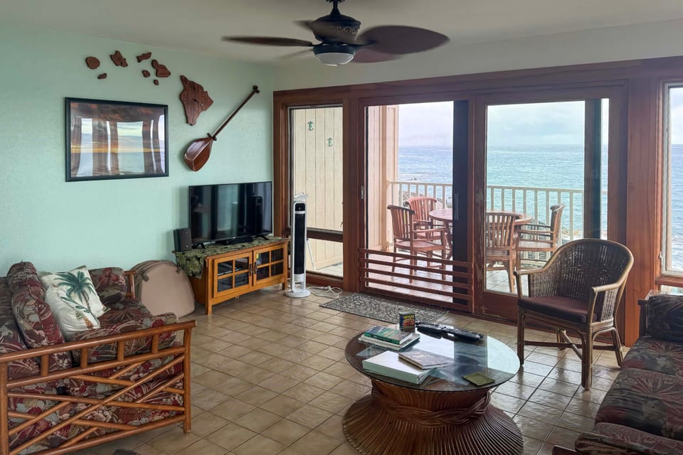 Oceanfront Kailua-Kona Townhome w/ Pool & Views! Apartment in Holualoa
