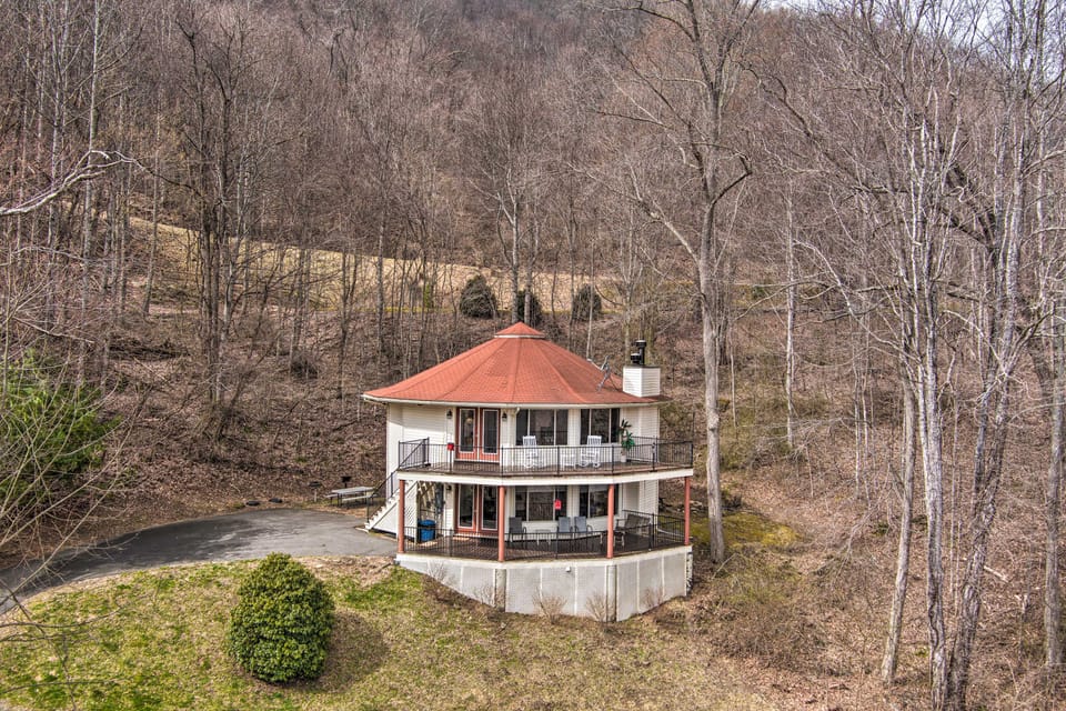 Pet-Friendly Apt w/ Views in Pisgah Nat’l Forest! Apartment in Tennessee