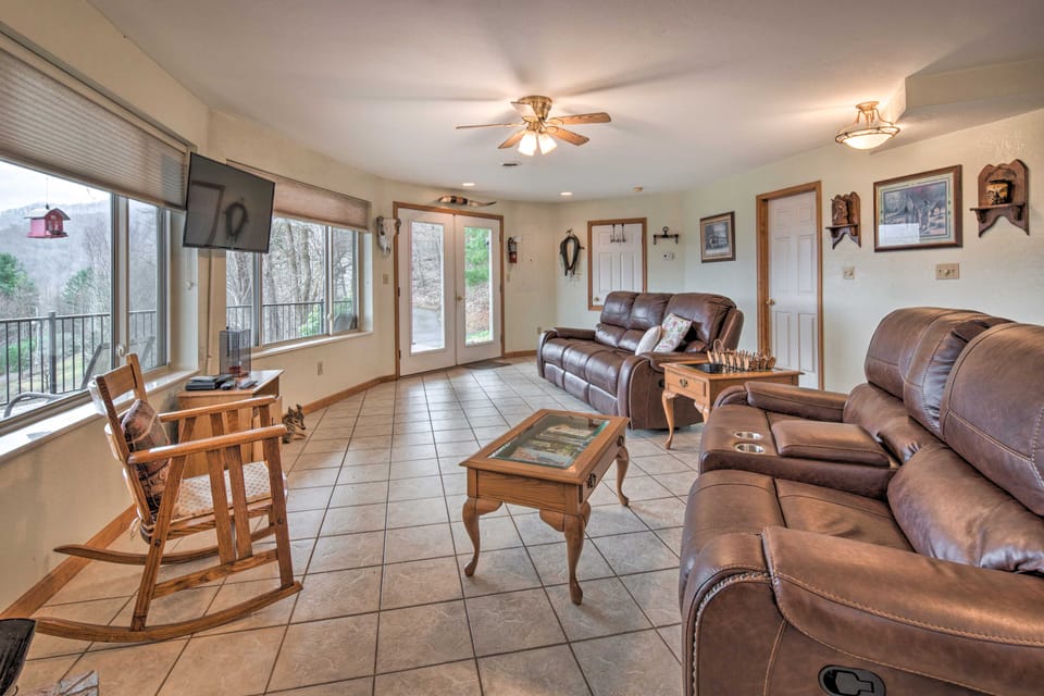 Pet-Friendly Apt w/ Views in Pisgah Nat’l Forest! Apartment in Tennessee