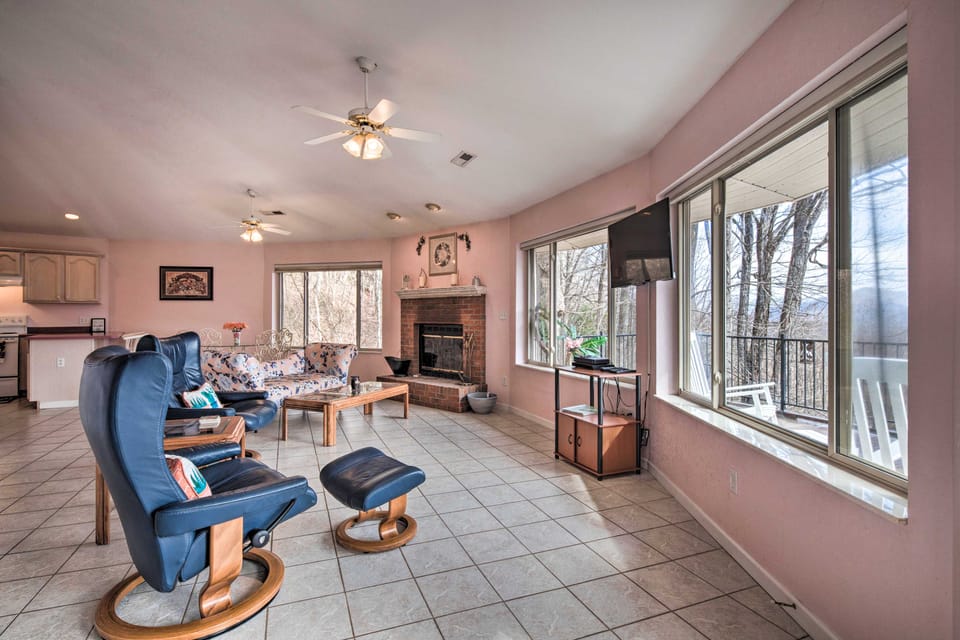 Apt w/ Wraparound Deck & Epic Views in Burnsville! Apartment in Tennessee