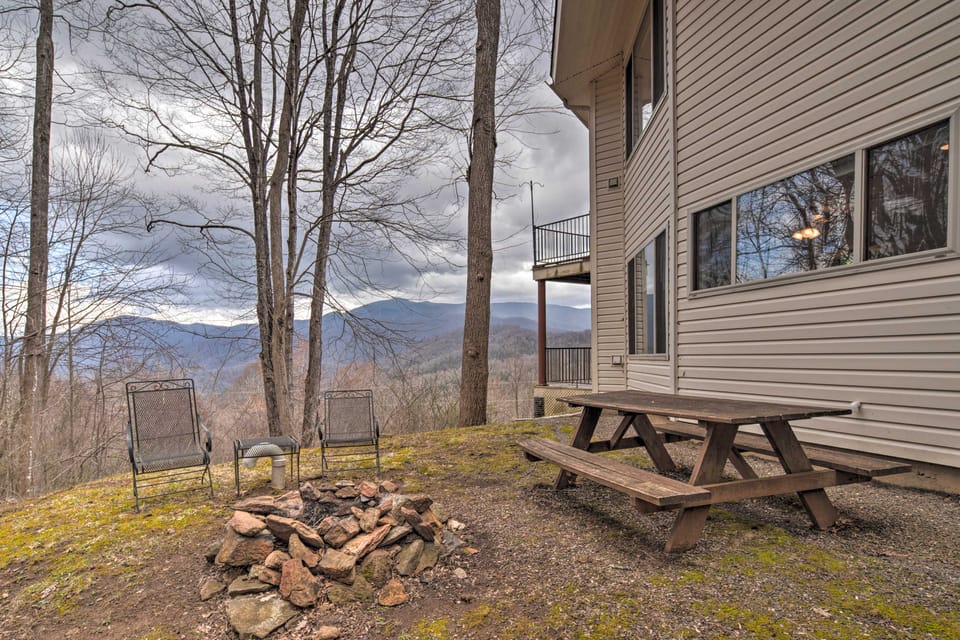 Apt w/ Wraparound Deck & Epic Views in Burnsville! Apartment in Tennessee