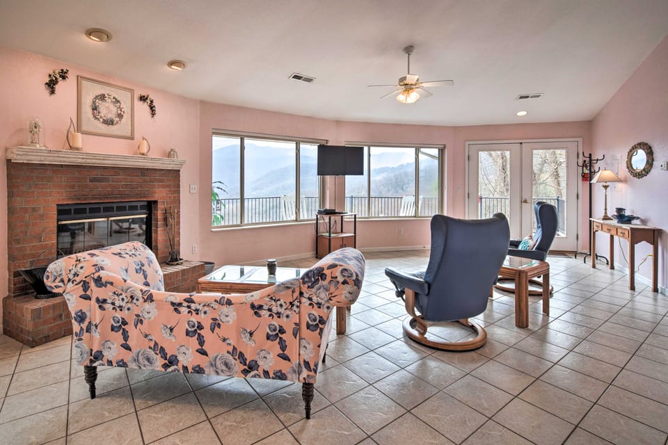 Apt w/ Wraparound Deck & Epic Views in Burnsville! Apartment in Tennessee
