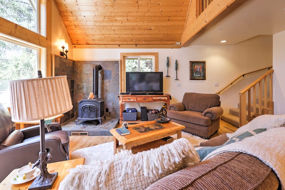 Rustic Retreat w/ Deck: Steps From Lake Almanor! House in Lake Almanor