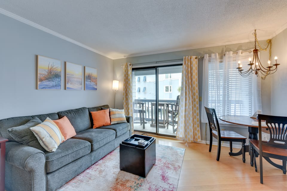 100 Yards to Beach! Breezy Tybee Island Condo Apartment in Tybee Island