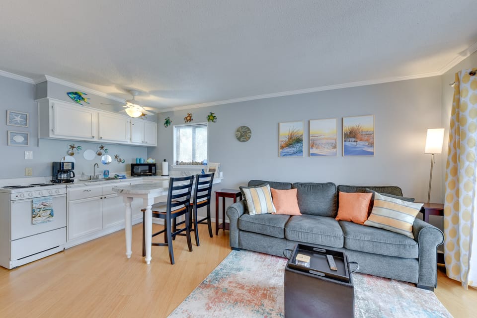 100 Yards to Beach! Breezy Tybee Island Condo Apartment in Tybee Island