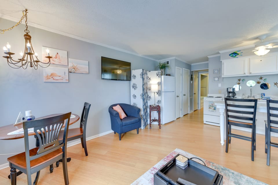 100 Yards to Beach! Breezy Tybee Island Condo Apartment in Tybee Island