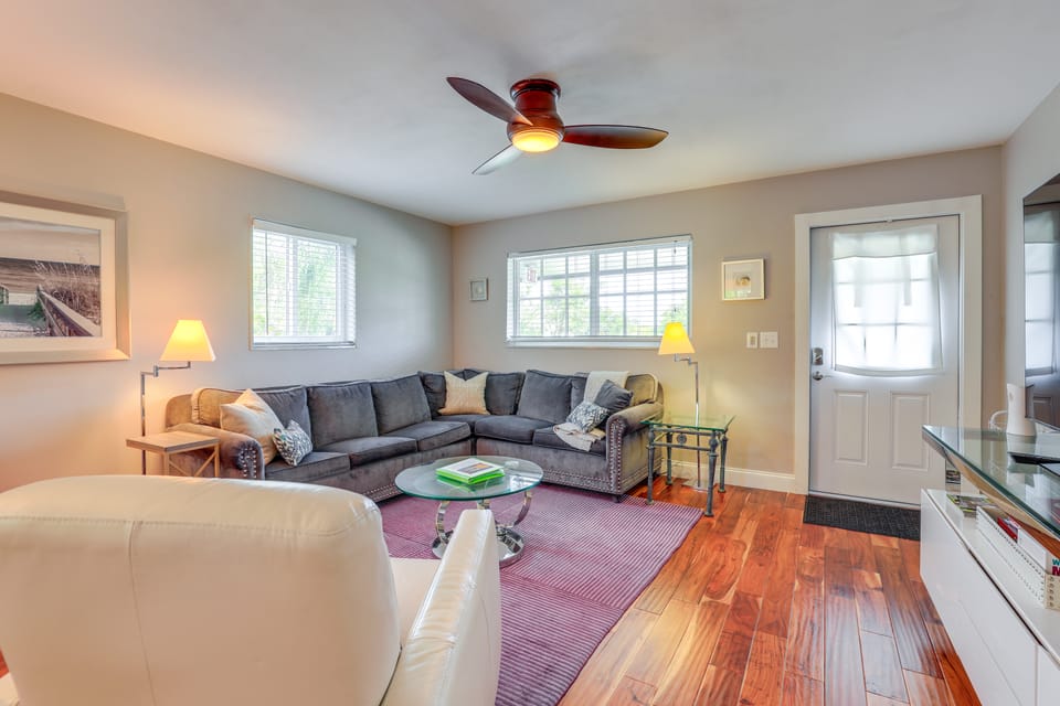 Singer Island Condo: Walk to Beach & Marina! Apartment in Riviera Beach