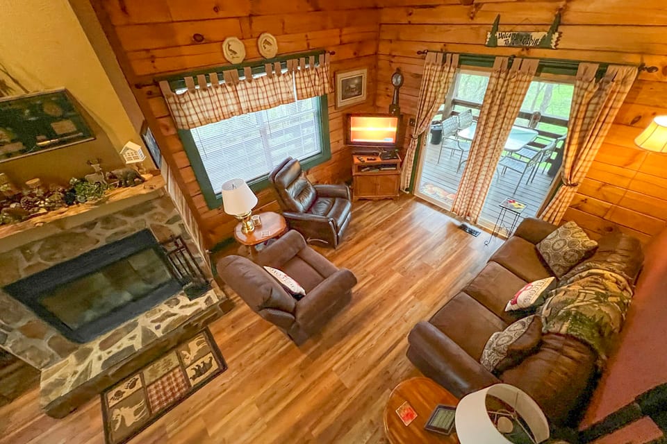 Serene Cabin in the Smokies w/ 2 Decks & Hot Tub! House in Tennessee